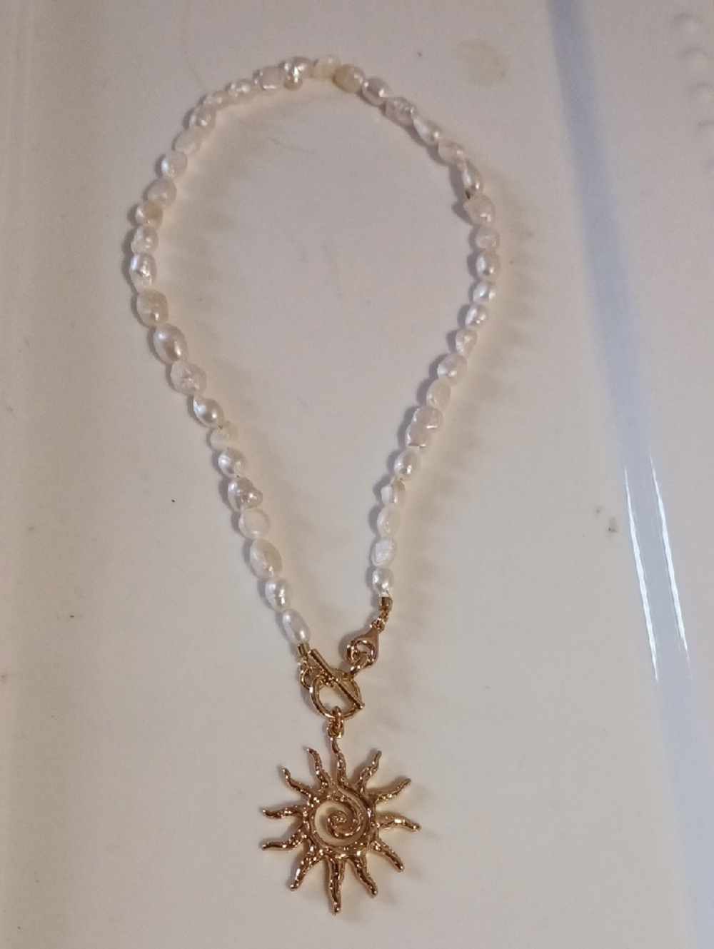 Gorgeous! ⚜️Goldtone🌞 Sun Pearl Pendant Necklace - White Faux Freshwater Pearls - Picture 2 of 7